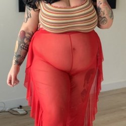 BBW shows us her big sexy belly